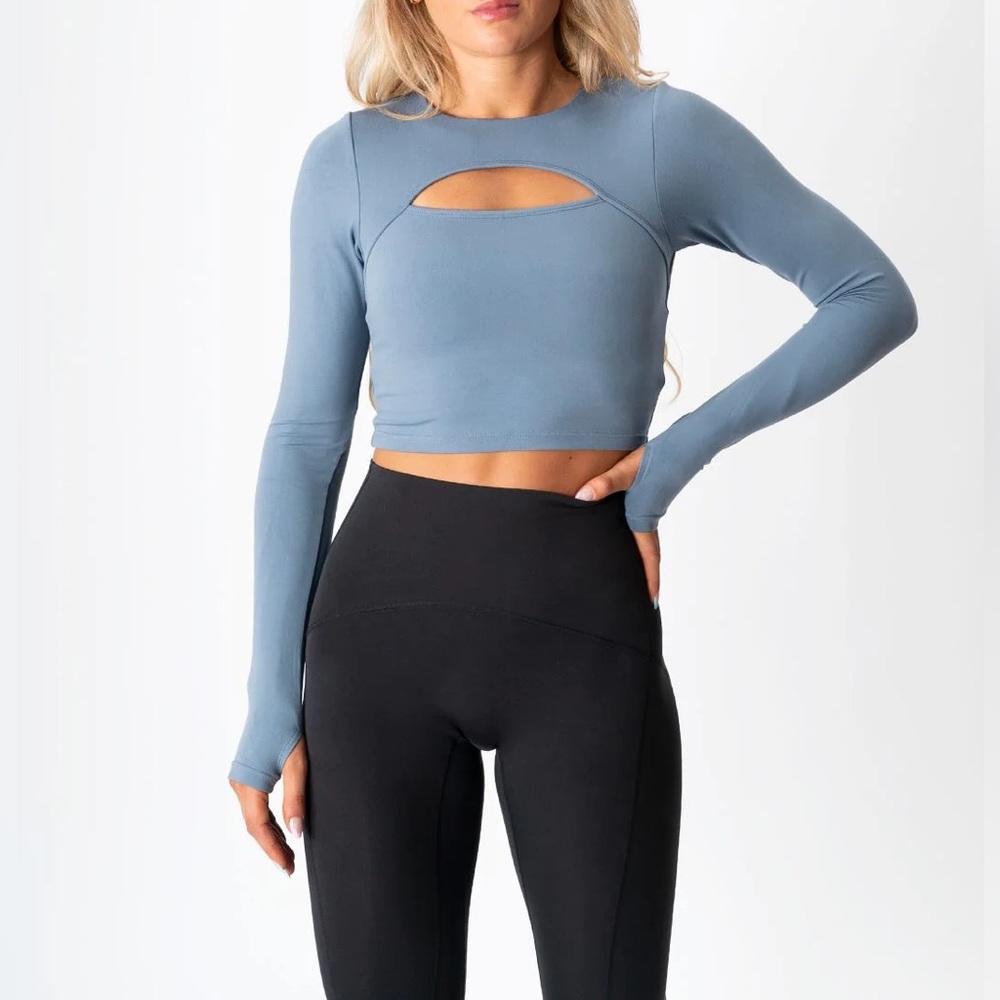 NWOT *2 avail.* Paragon Long Sleeve Reluna Half Dome in Light Blue